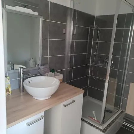 L'escale, A Proximite Immediate De La Gare Ντιζόν