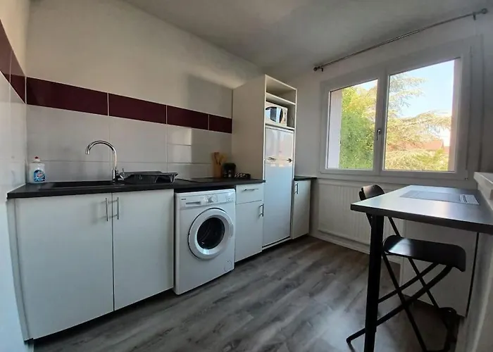 L'escale, A Proximite Immediate De La Gare *